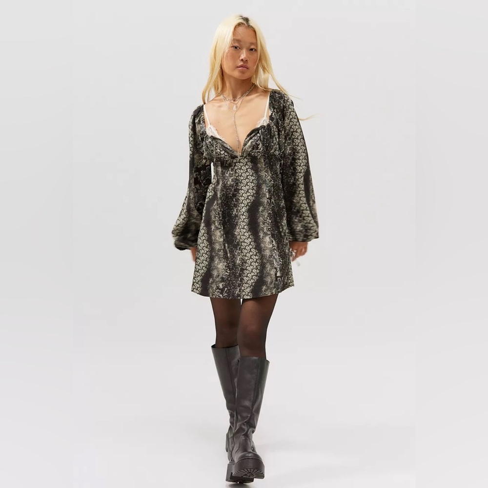 UO Vivienne Printed Long Sleeve Mini Dress